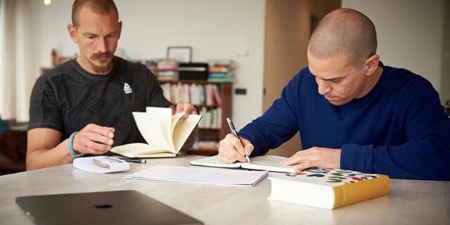 coach bezig om ondernemer te helpen met bedrijf