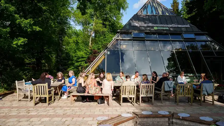 Ondernemers aan lange tafels voor de glazen piramide van Landgoed CODE49